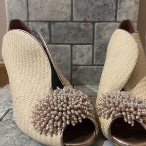 Very beautiful and unique must see,Women’s medium  height heel